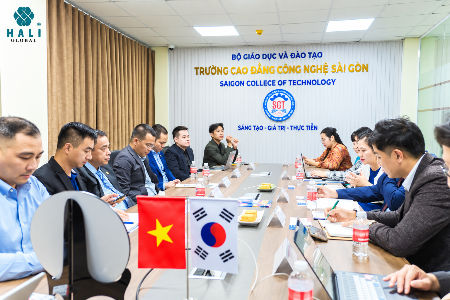 Đại diện Ông Long Phan - CEO HALI Global cùng các đối tác Việt – Hàn trao đổi về cơ hội kết nối và phát triển ngành công nghiệp hỗ trợ.